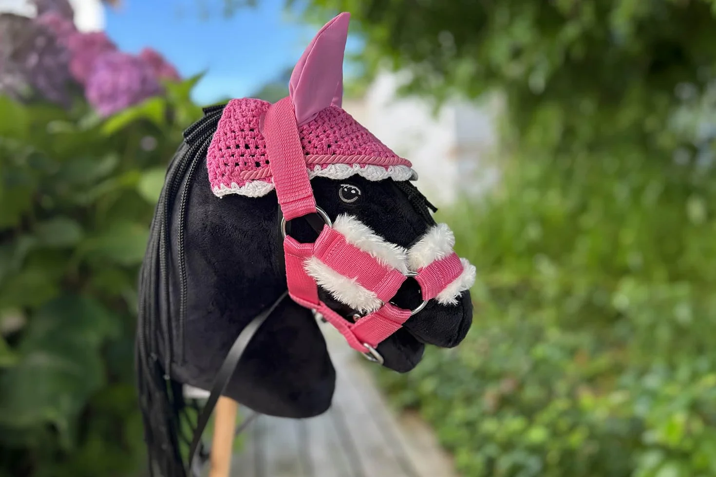 Hobby Horse Frison Noir pour Enfants 7-20 Ans Cheval Bâton avec Filet Rênes Accessoires