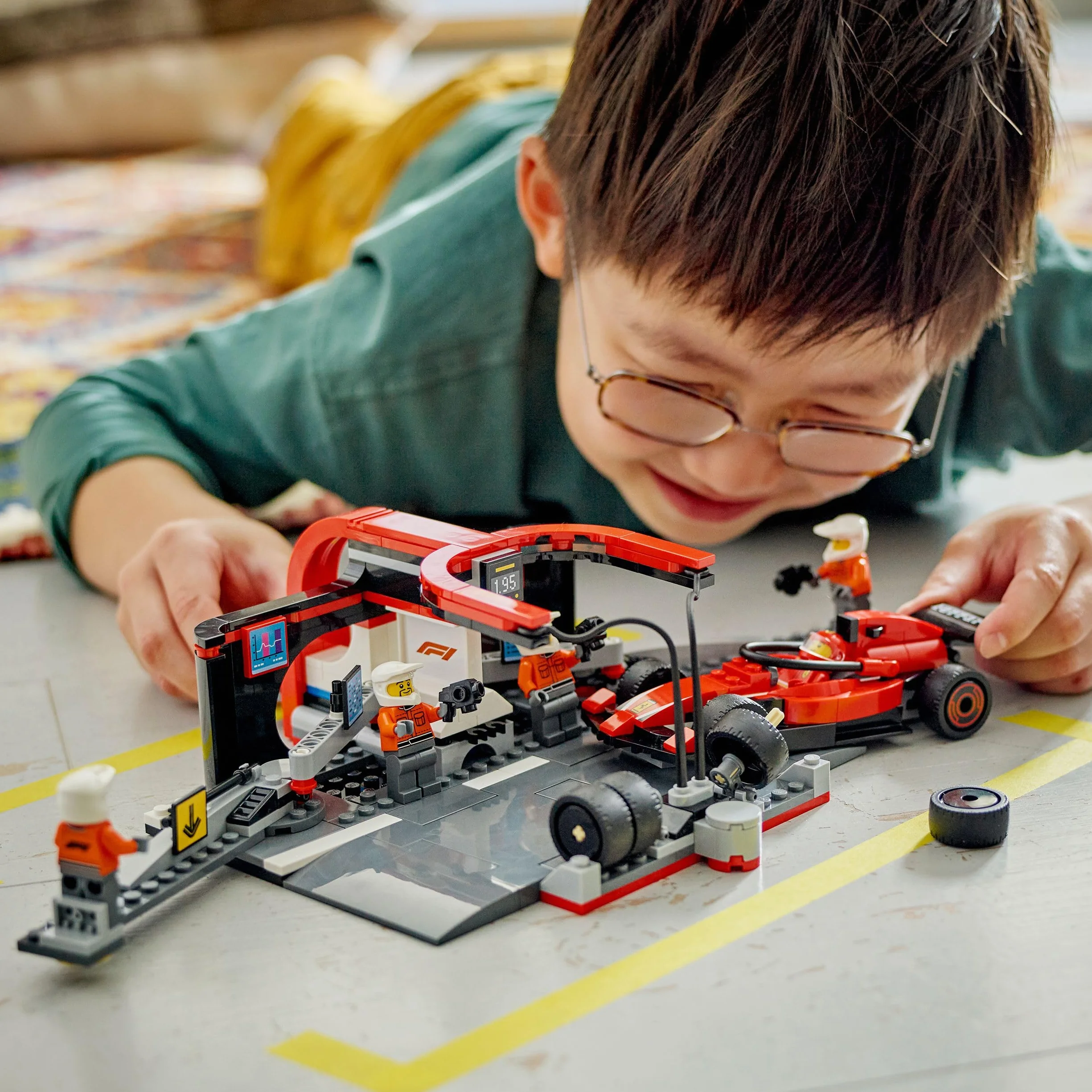 LEGO City Arrêt au Stand de F1 avec Voiture Ferrari - Jeu de Construction Formule 1 Pit Stop, Minifigurine Pilote & 4 Mécaniciens 60443
