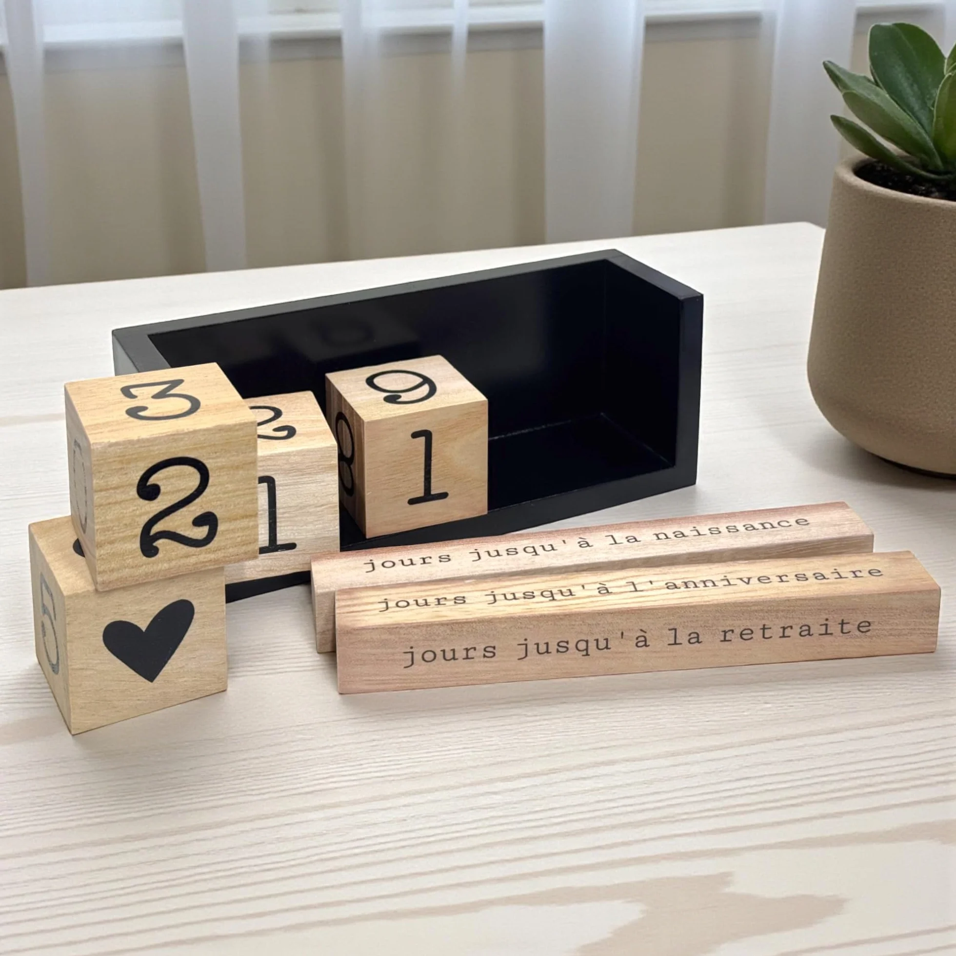 Calendrier de compte à rebours annuel en bois MIJOMA - Calendrier de table permanent avec cubes décoratifs - 432 jours, noir/naturel, édition française