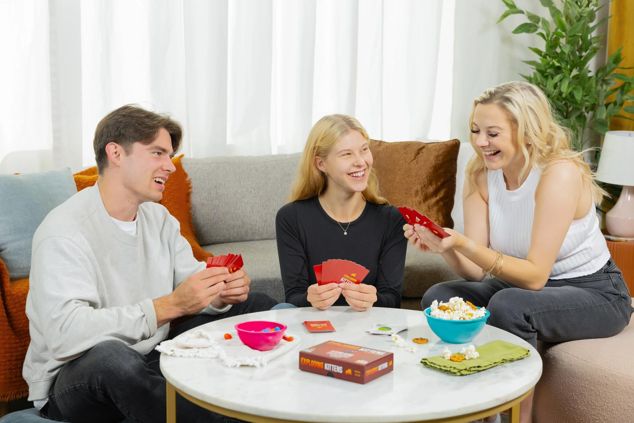 Asmodee Exploding Kittens Jeu de Base - Jeu de Cartes pour Adultes et Enfants dès 7 Ans - 2 à 5 Joueurs - 15 Min