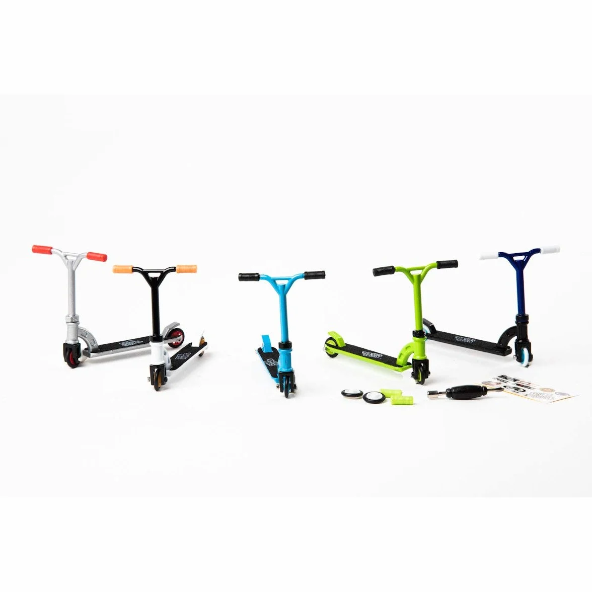 Finger Scooter Orange Pack 1 avec 2 Roues supplémentaires 3 Outils pour Trottinette Freestyle à Doigt 10 pièces
