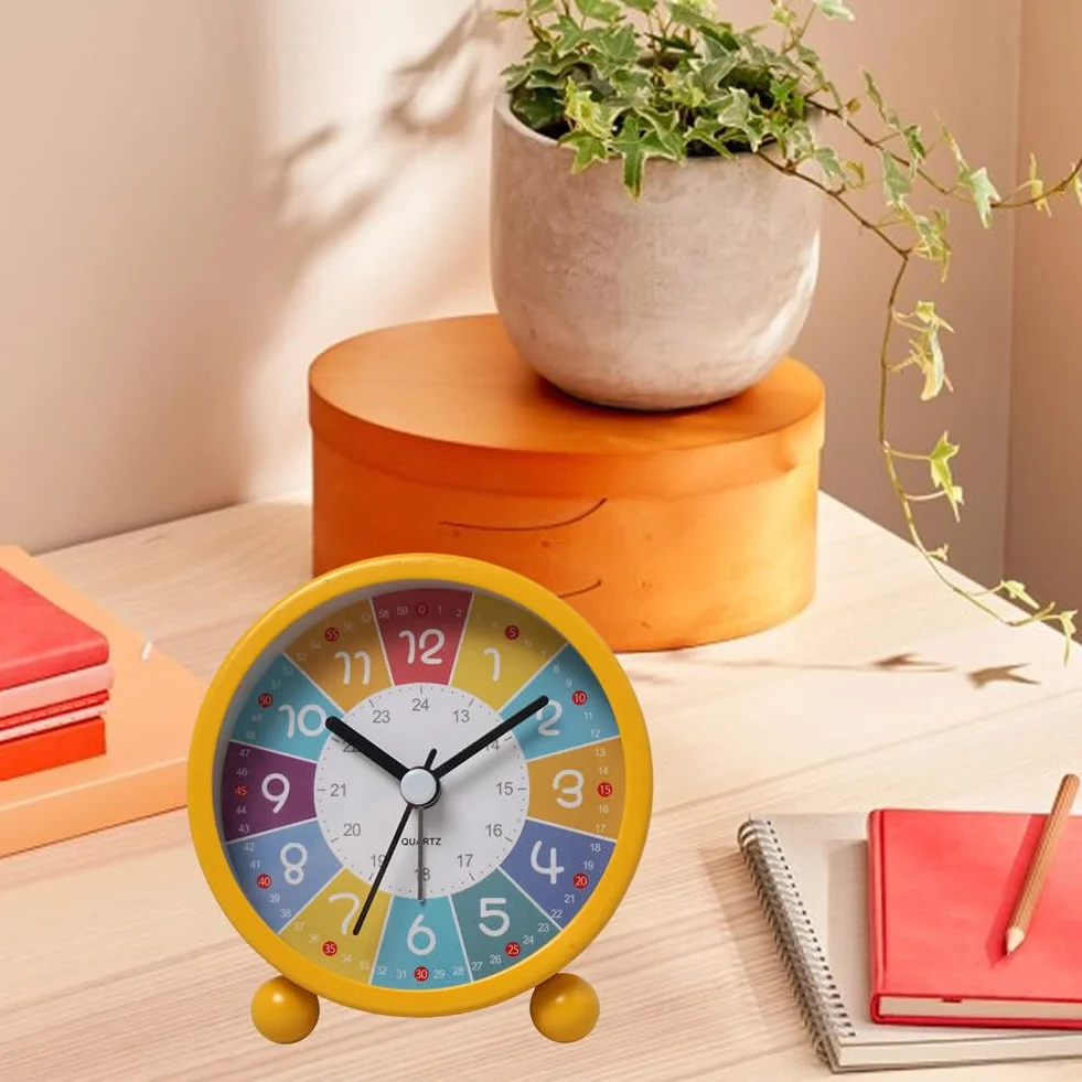 URFEDA Réveil de Chevet Enfant Métal avec Lumière de Nuit Horloge à Quartz Silencieuse Analogique Numérique (Jaune)