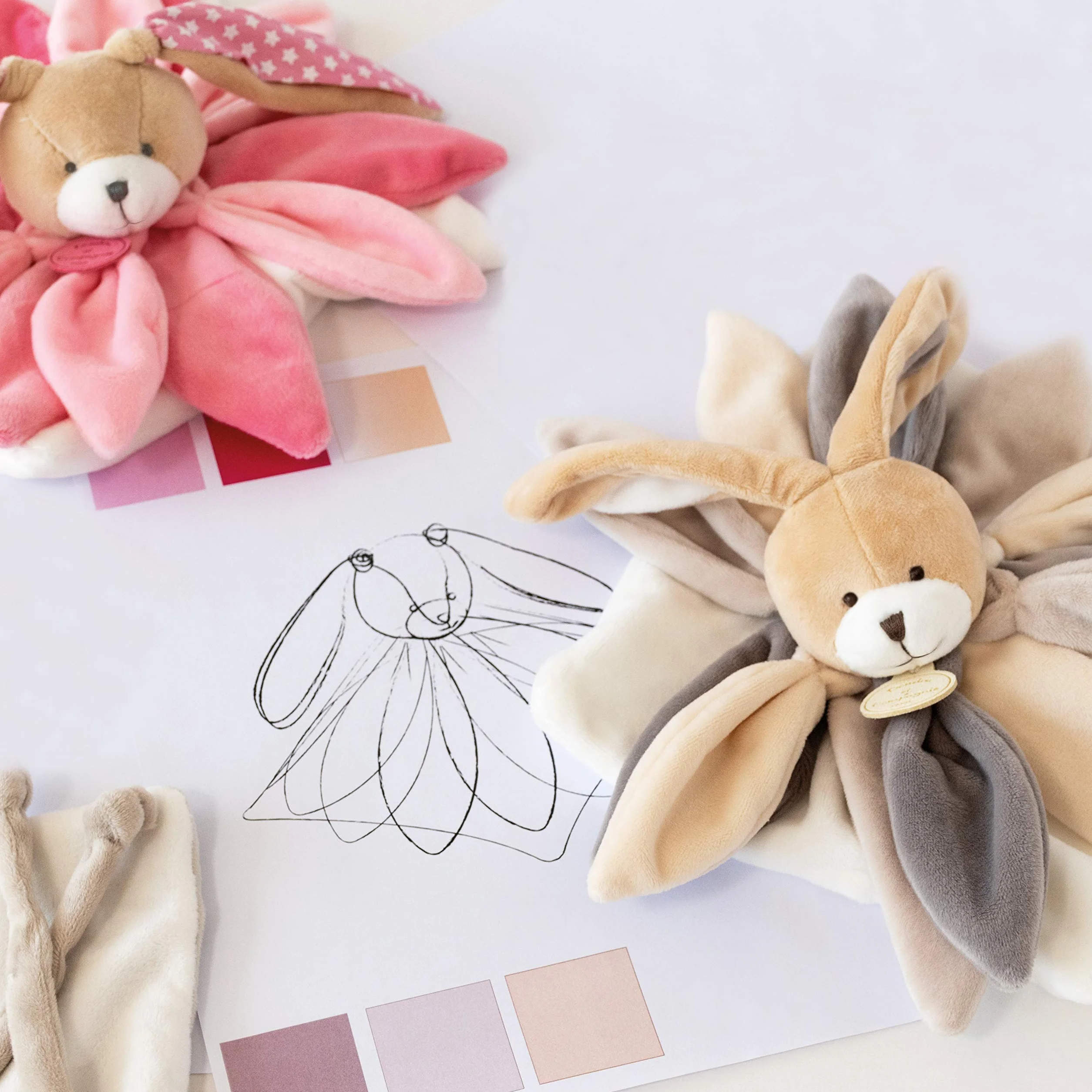 Doudou Lapin Plat Bébé Format Carré Pétale 28 cm Taupe Boite Cadeau DC2792