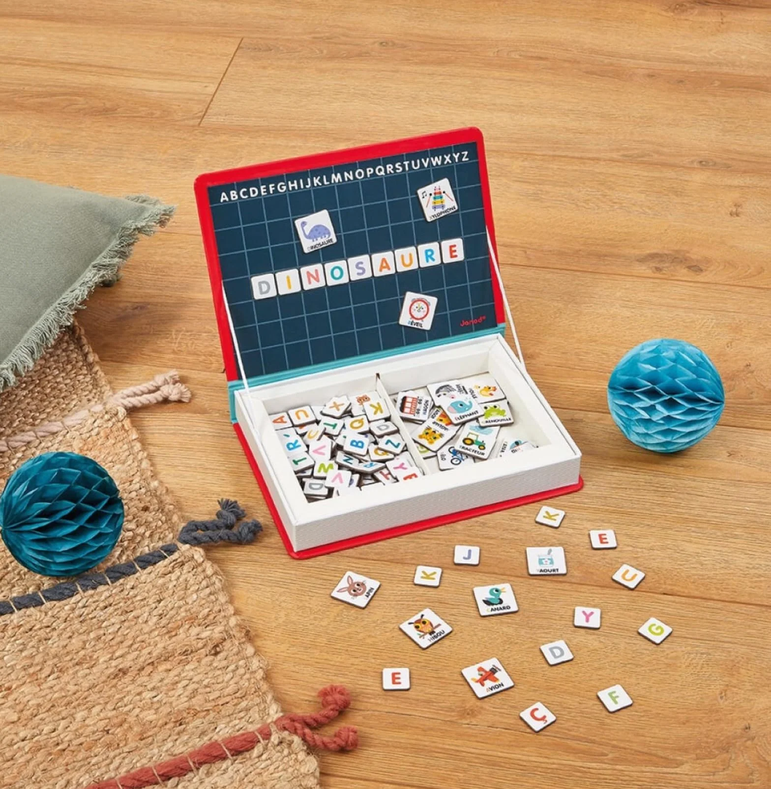 Janod Magneti'Book Alphabet Jeu Éducatif Magnétique 142 Pièces Version Française Dès 3 Ans